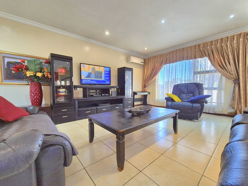 Modern 6-Bedroom Double-Storey Home in Secure Piazzo Del Carte in Parkland. - Photo 3