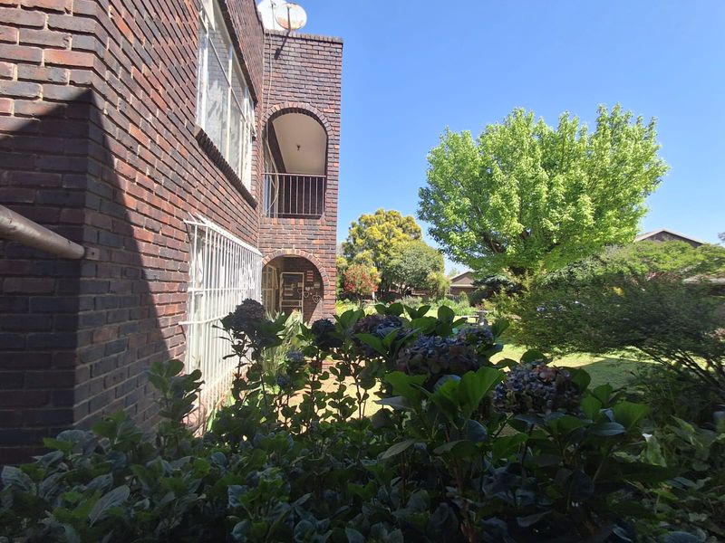 2 Bedroom apartment at an Immaculate and well kept complex  in Three Rivers - Photo 3