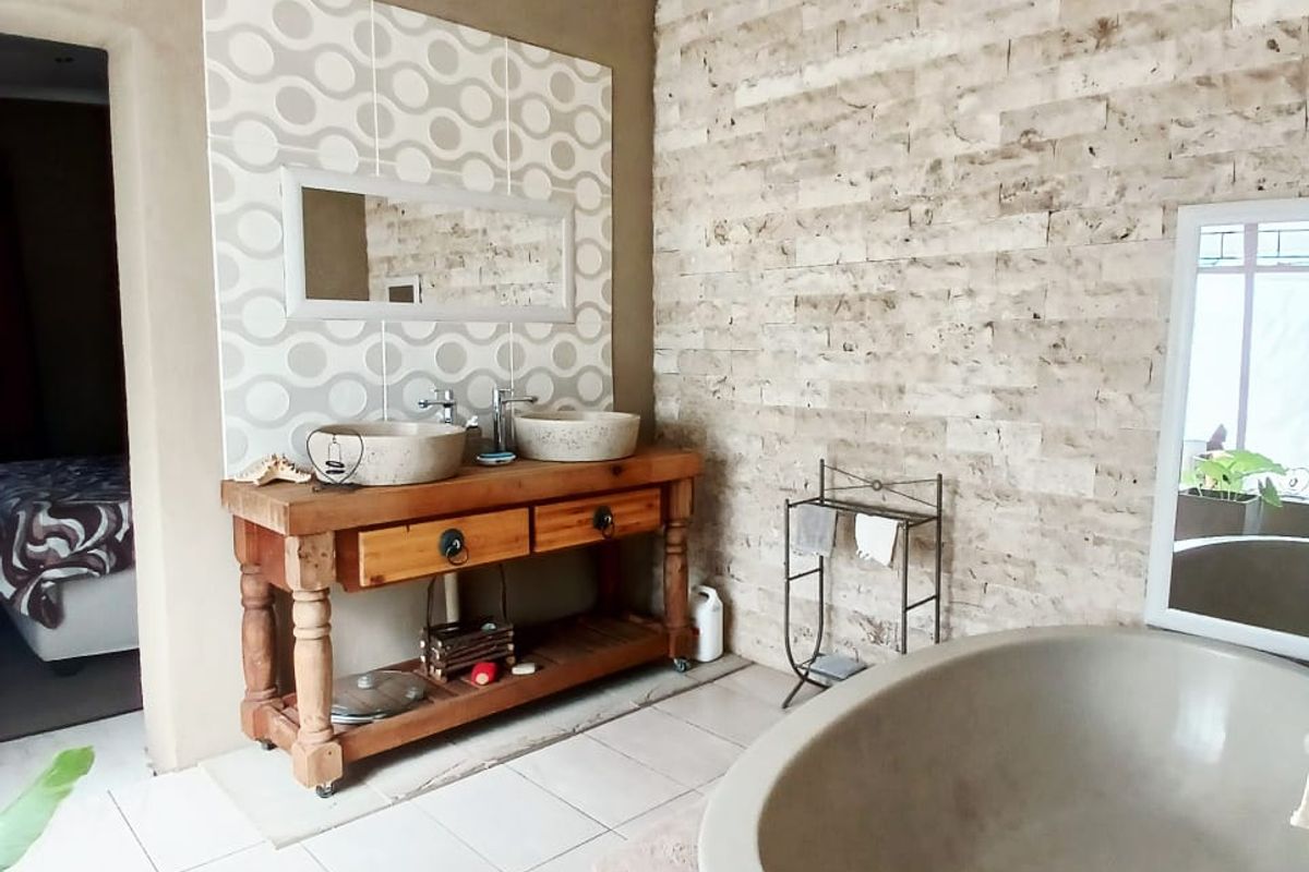 Beautiful, spacious family house for sale in Sasolburg, walking distance to schools and CBD - Photo 2