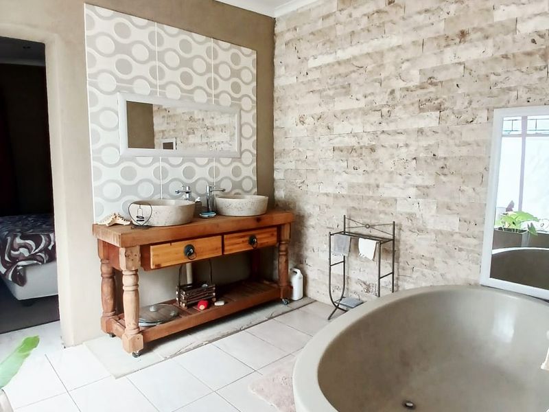 Beautiful, spacious family house for sale in Sasolburg, walking distance to schools and CBD - Photo 2