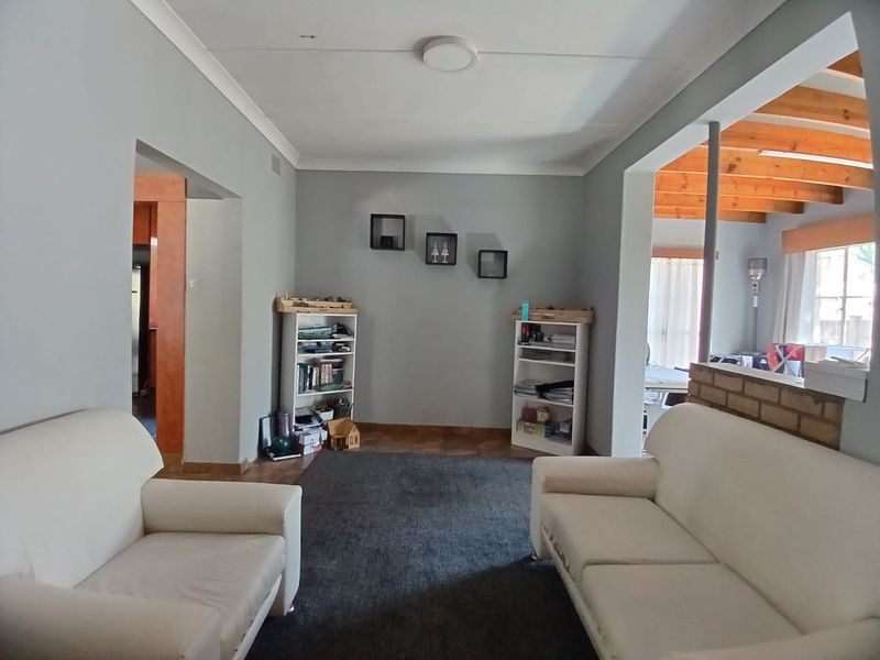 Beautiful, spacious family house for sale in Sasolburg, walking distance to schools and CBD - Photo 9