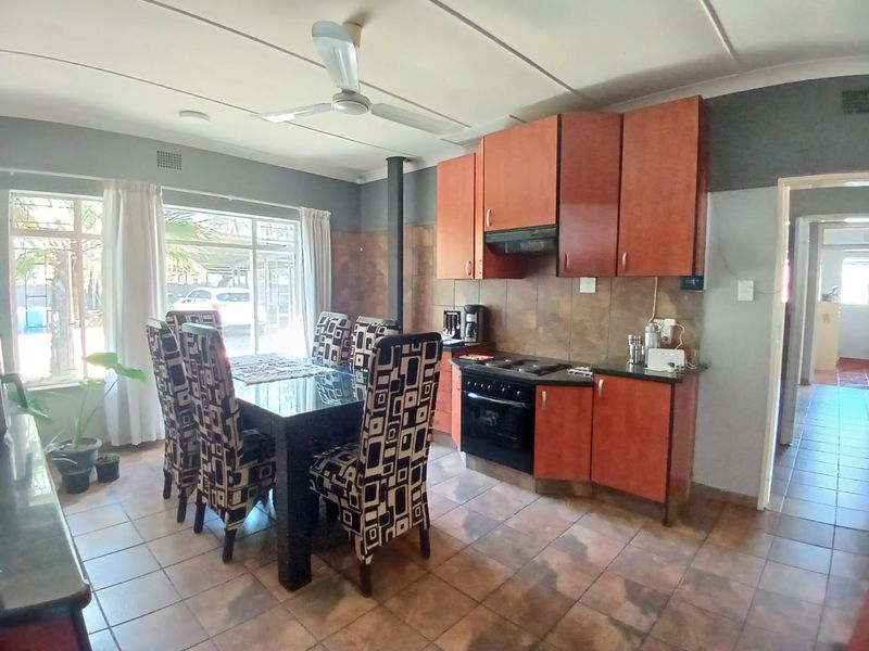 Beautiful, spacious family house for sale in Sasolburg, walking distance to schools and CBD - Photo 10