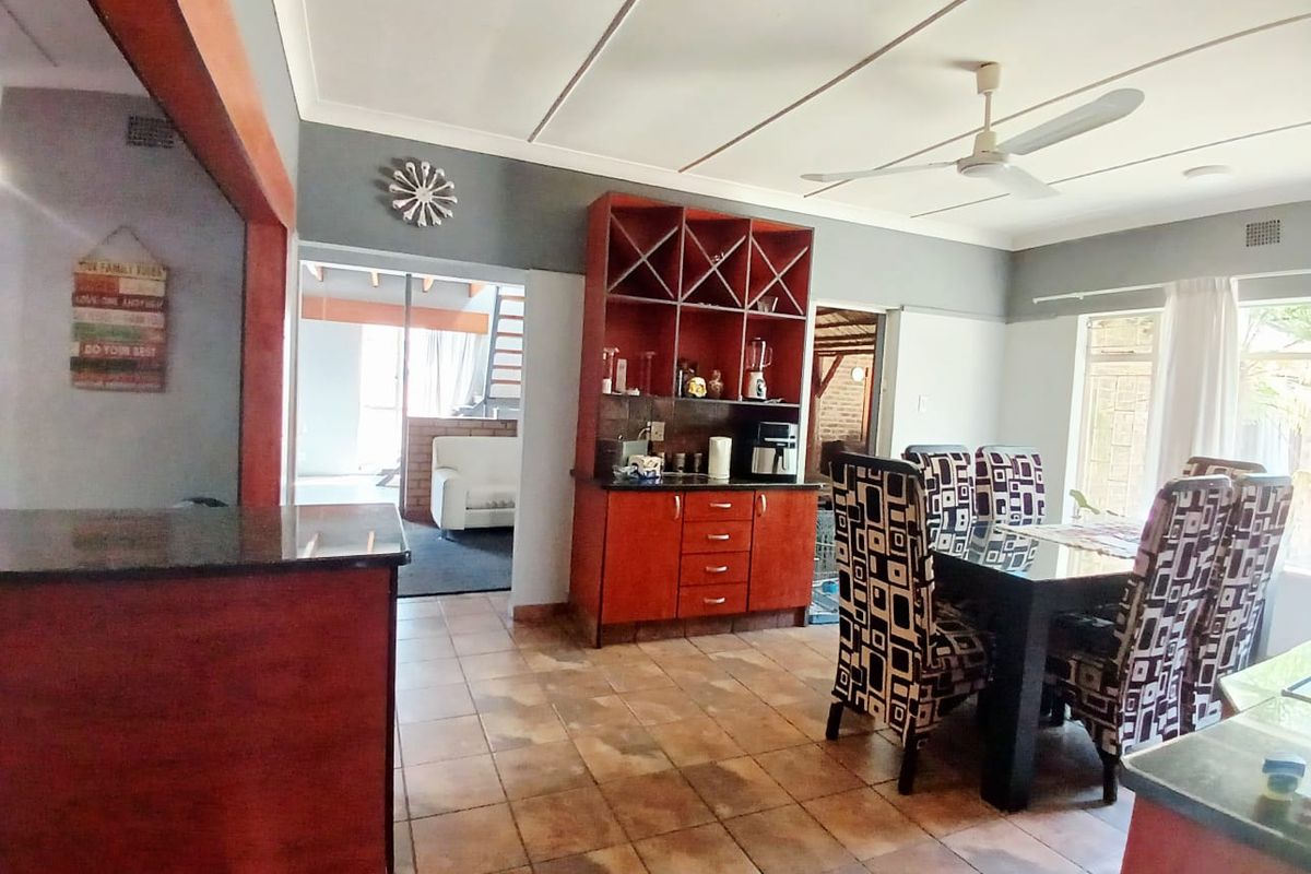Beautiful, spacious family house for sale in Sasolburg, walking distance to schools and CBD - Photo 3
