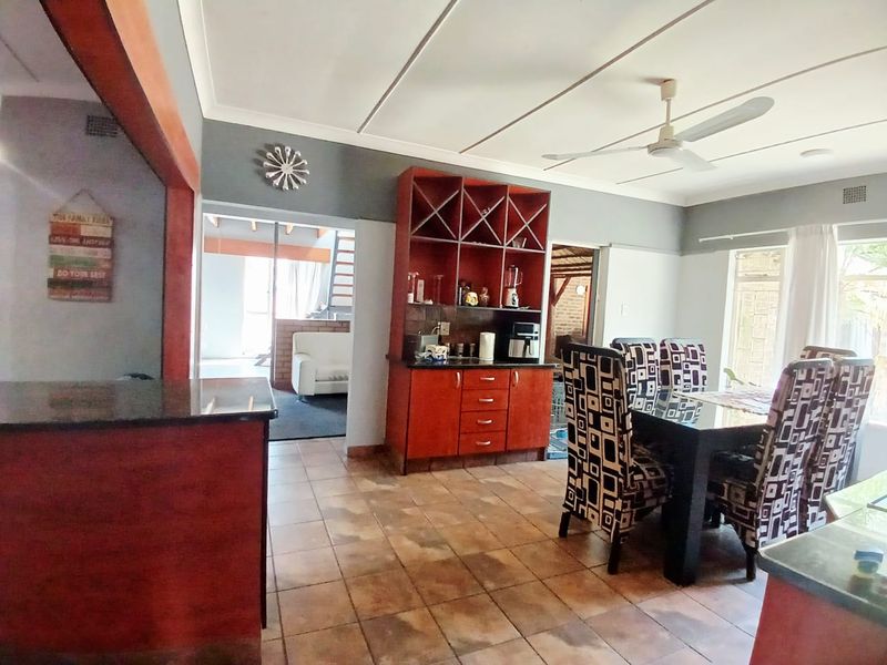 Beautiful, spacious family house for sale in Sasolburg, walking distance to schools and CBD - Photo 3