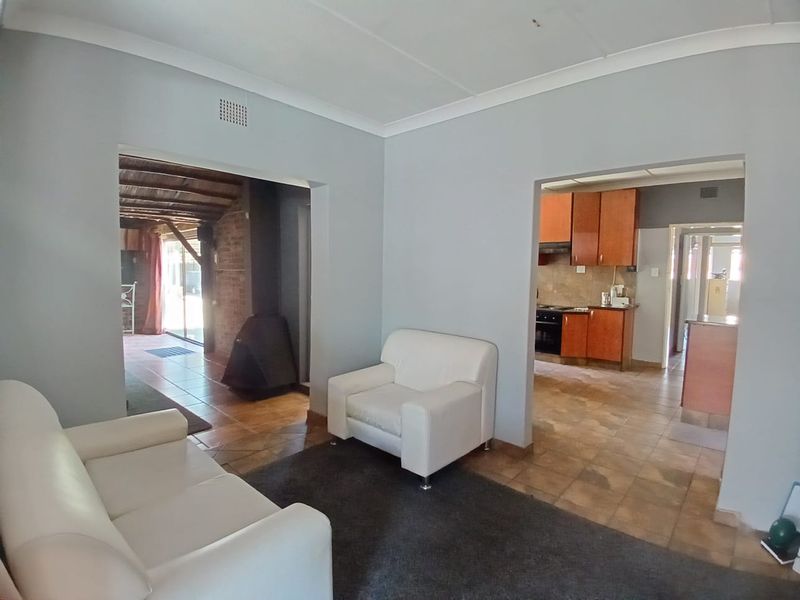 Beautiful, spacious family house for sale in Sasolburg, walking distance to schools and CBD - Photo 8