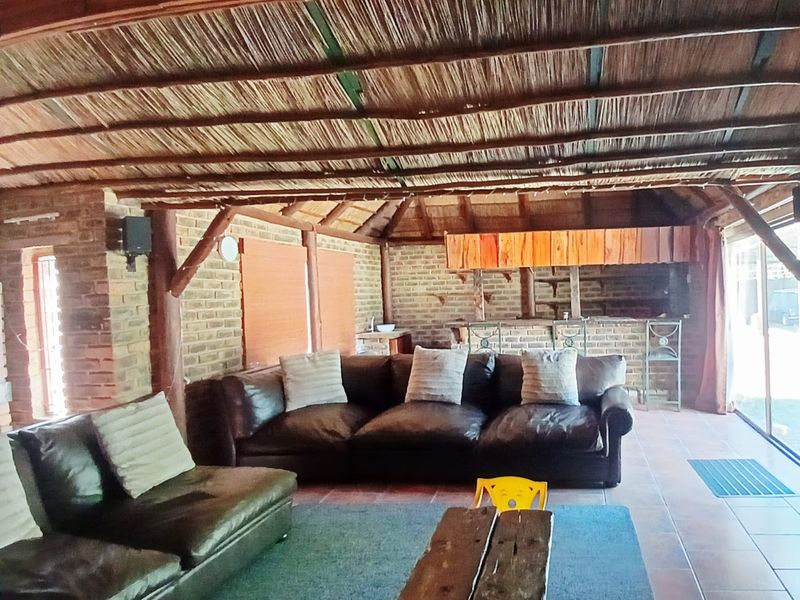 Beautiful, spacious family house for sale in Sasolburg, walking distance to schools and CBD - Photo 6
