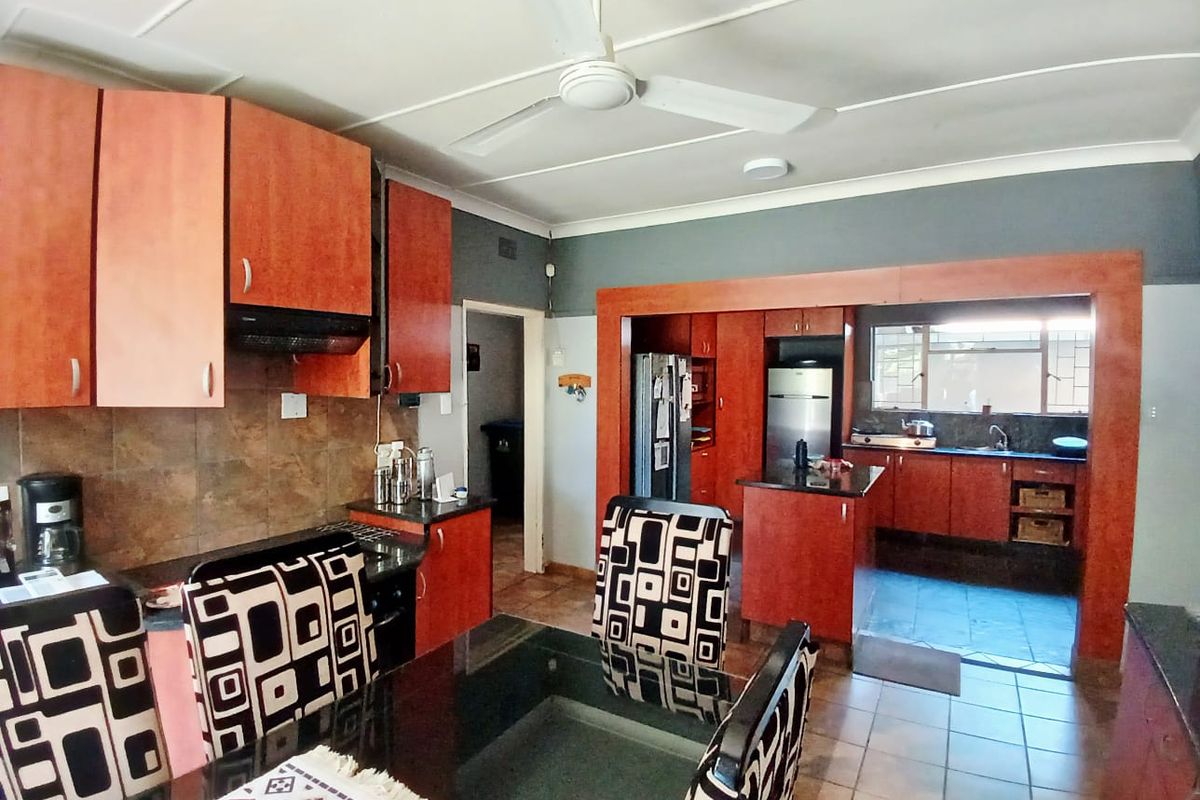 Beautiful, spacious family house for sale in Sasolburg, walking distance to schools and CBD - Photo 4