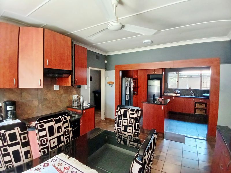 Beautiful, spacious family house for sale in Sasolburg, walking distance to schools and CBD - Photo 4