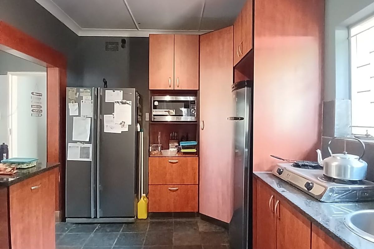 Beautiful, spacious family house for sale in Sasolburg, walking distance to schools and CBD - Photo 5