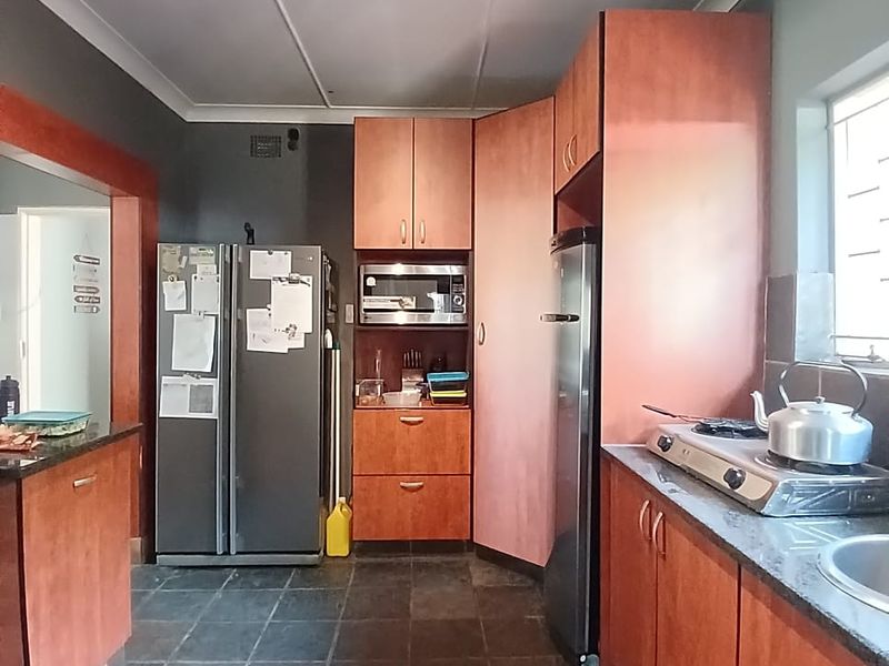 Beautiful, spacious family house for sale in Sasolburg, walking distance to schools and CBD - Photo 5