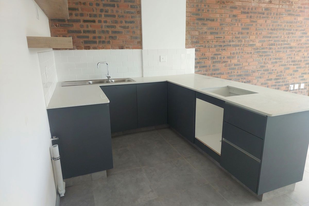 Stunning 2 - bedroom , 2 bathroom apartment - prime location - Photo 4