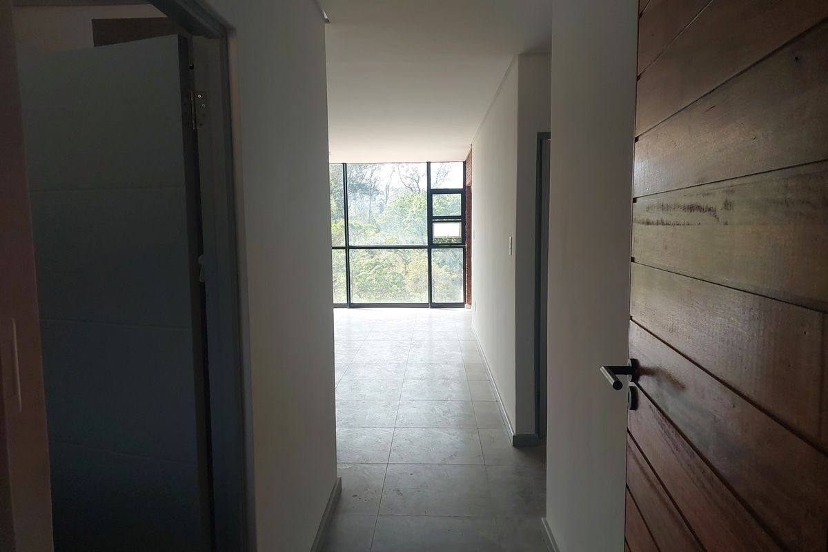 Stunning 2 - bedroom , 2 bathroom apartment - prime location - Photo 2