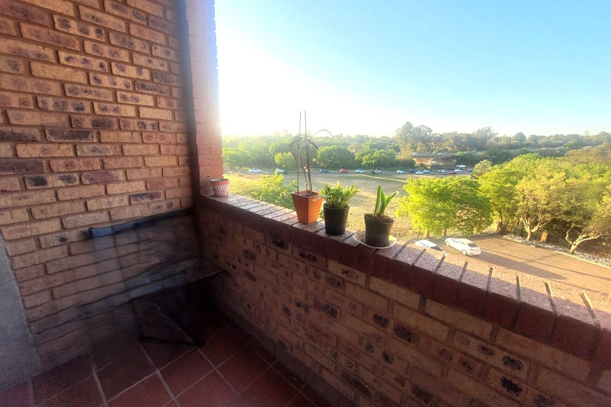 2 Bedroom Apartment in Zwartkop No Loadshedding and Priced to Sell - Photo 4