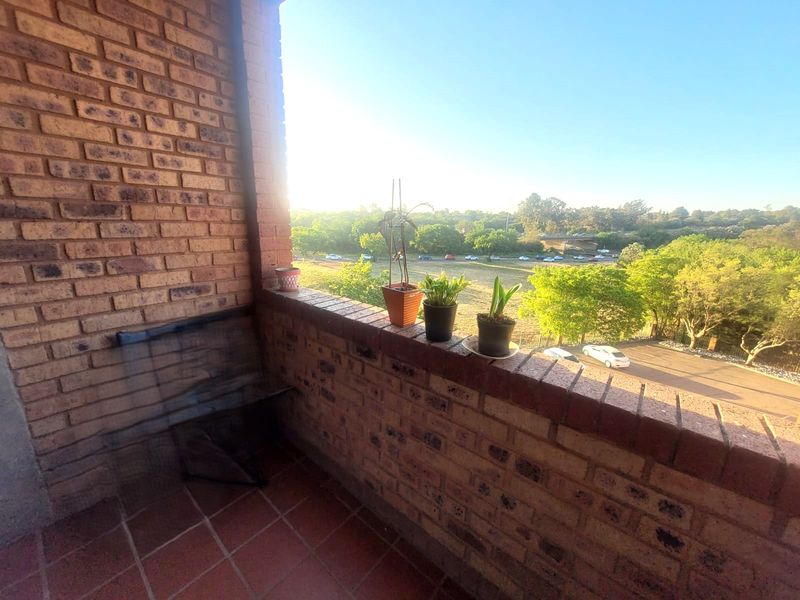 2 Bedroom Apartment in Zwartkop No Loadshedding and Priced to Sell - Photo 4