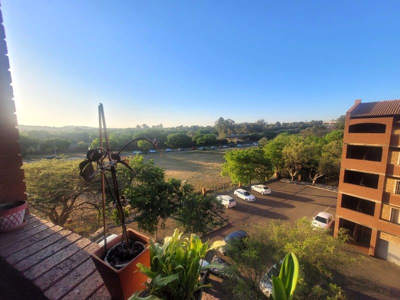 2 Bedroom Apartment in Zwartkop No Loadshedding and Priced to Sell - Photo 3