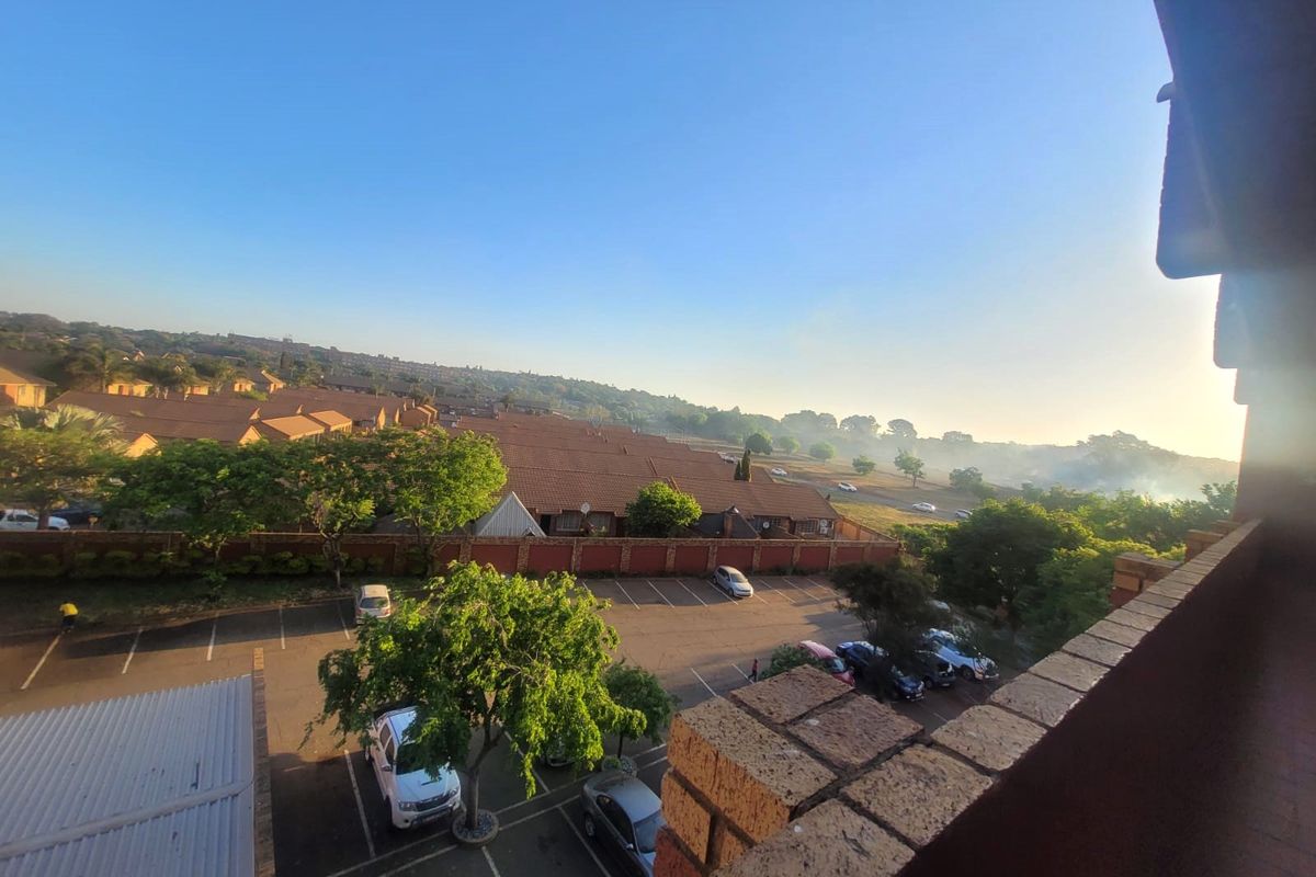 2 Bedroom Apartment in Zwartkop No Loadshedding and Priced to Sell - Photo 2