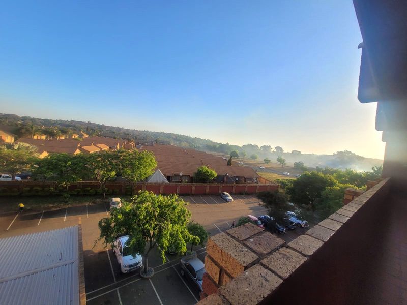 2 Bedroom Apartment in Zwartkop No Loadshedding and Priced to Sell - Photo 2