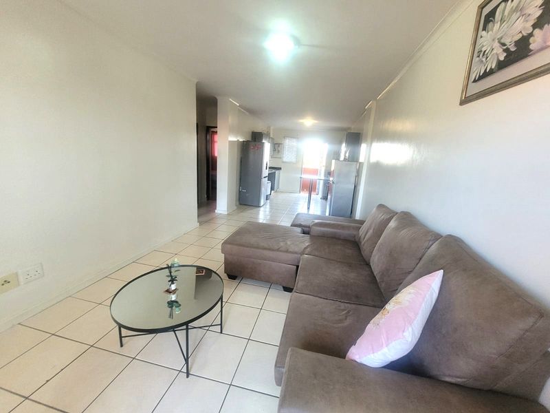 2 Bedroom Apartment in Zwartkop No Loadshedding and Priced to Sell - Photo 5