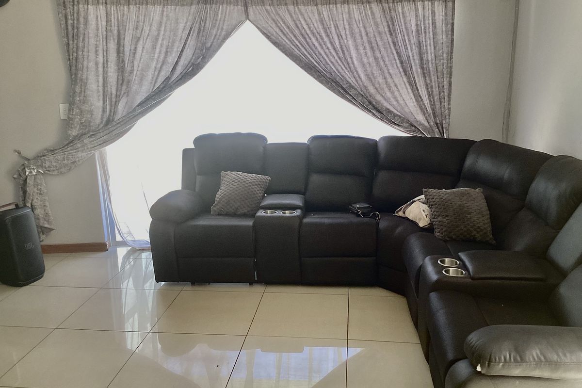 Double storey townhouse for sale in popular complex - Photo 4