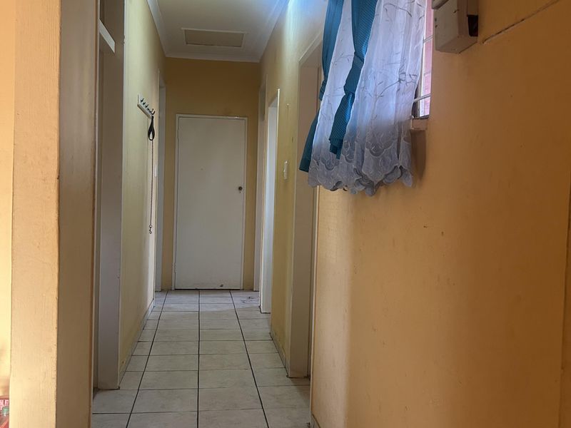 3 - Bedroom Family Home with flat and extra storage - Photo 9