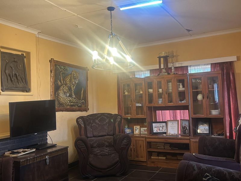 3 - Bedroom Family Home with flat and extra storage - Photo 6