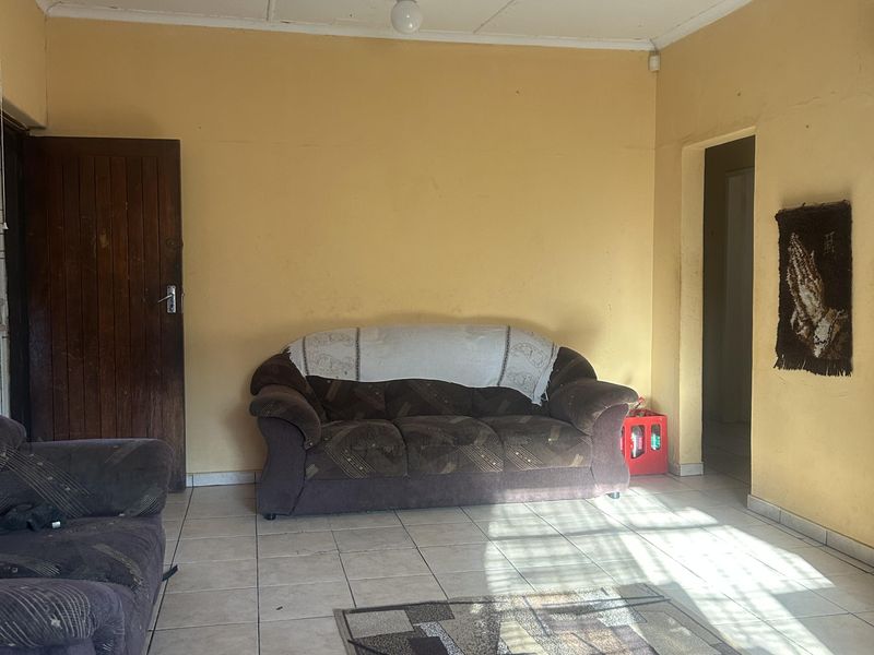 3 - Bedroom Family Home with flat and extra storage - Photo 5