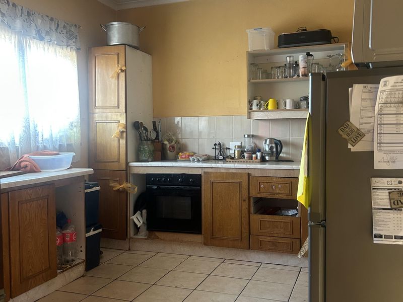 3 - Bedroom Family Home with flat and extra storage - Photo 4