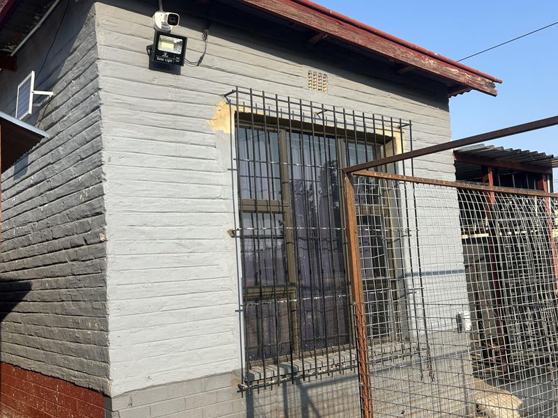 3 - Bedroom Family Home with flat and extra storage - Photo 3