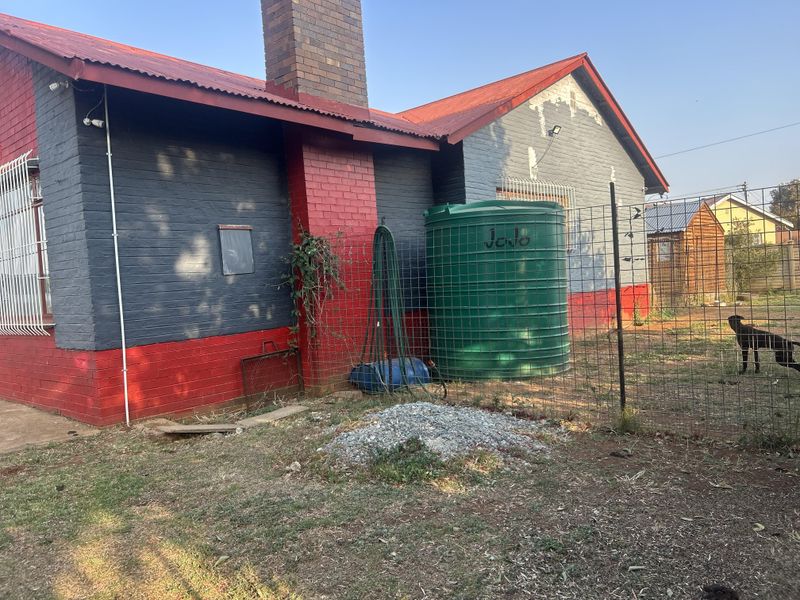 3 - Bedroom Family Home with flat and extra storage - Photo 2