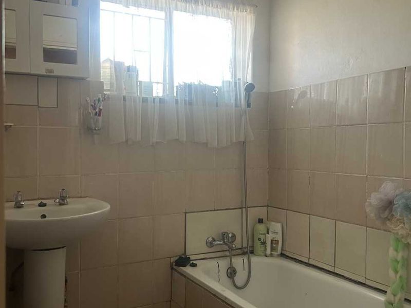 3 - Bedroom Family Home with flat and extra storage - Photo 10