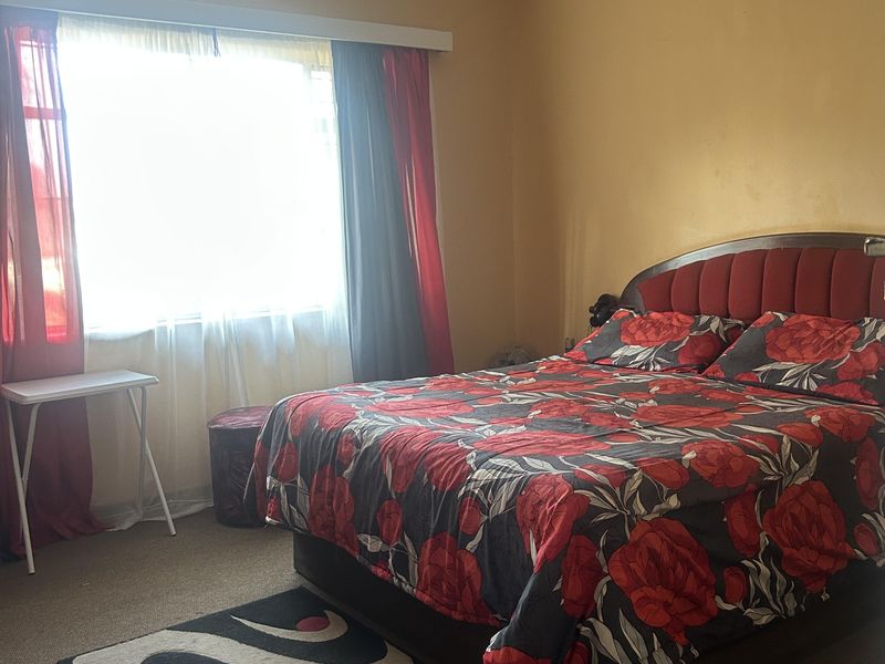 3 - Bedroom Family Home with flat and extra storage - Photo 8