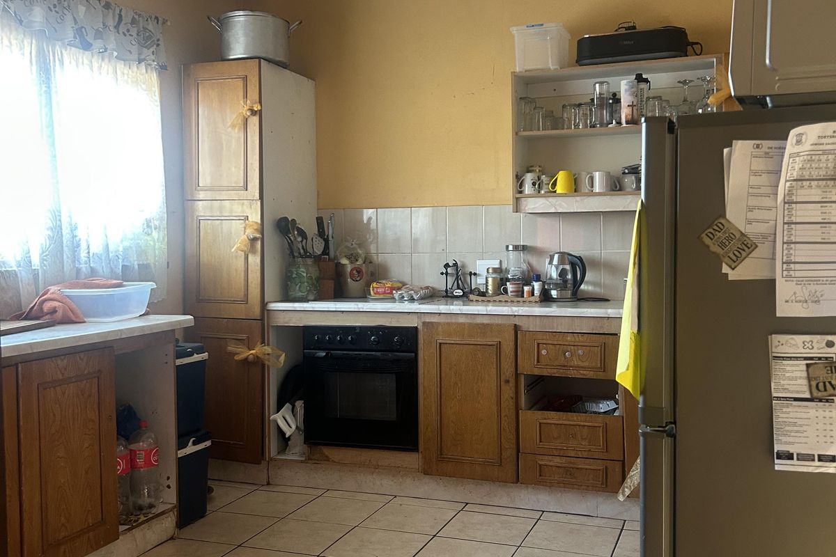 3 - Bedroom Family Home with flat and extra storage - Photo 4