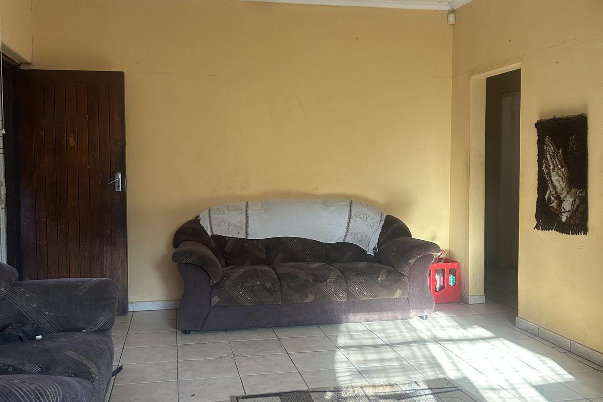 3 - Bedroom Family Home with flat and extra storage - Photo 5