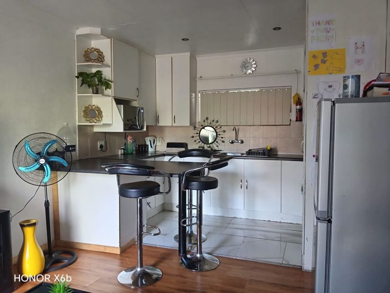 Neat 1-Bedroom Apartment with Private Entrance - Photo 4