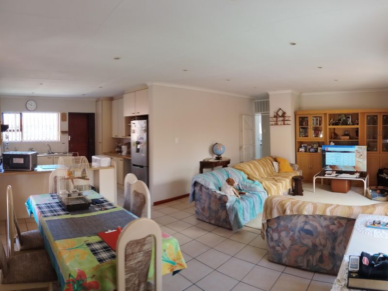 Your Perfect Corner of Comfort Awaits in Strelitzia Park! - Photo 2