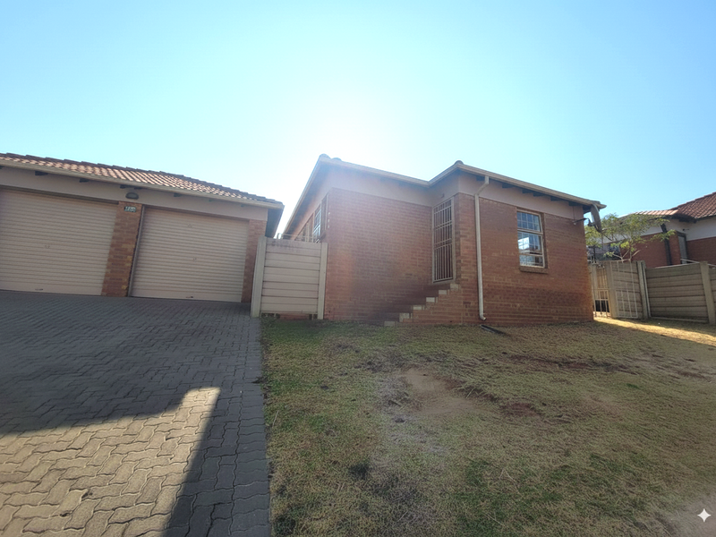 Family Friendly Three Bedroom Perfect Starter Home in Thatchill Estate Centurion - Photo 2
