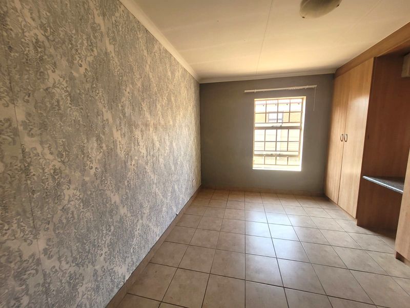 Family Friendly Three Bedroom Perfect Starter Home in Thatchill Estate Centurion - Photo 8