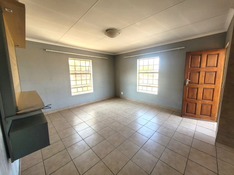 Family Friendly Three Bedroom Perfect Starter Home in Thatchill Estate Centurion - Photo 3