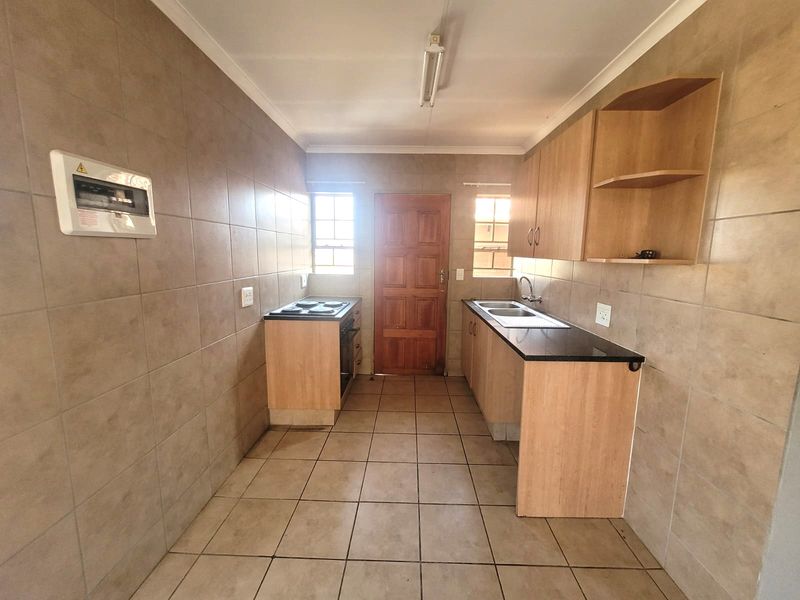 Family Friendly Three Bedroom Perfect Starter Home in Thatchill Estate Centurion - Photo 4