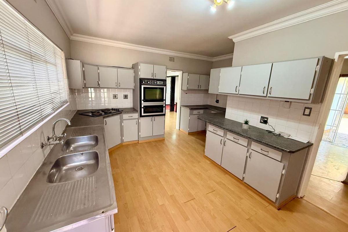 Spacious 3-Bedroom Family Home with Flatlet & Indoor Pool! - Photo 4