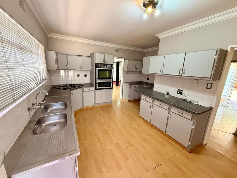 Spacious 3-Bedroom Family Home with Flatlet & Indoor Pool! - Photo 4