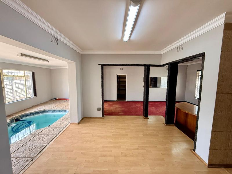 Spacious 3-Bedroom Family Home with Flatlet & Indoor Pool! - Photo 10