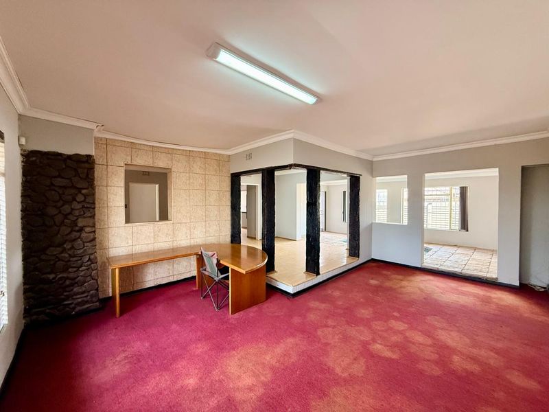 Spacious 3-Bedroom Family Home with Flatlet & Indoor Pool! - Photo 9