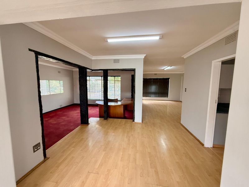 Spacious 3-Bedroom Family Home with Flatlet & Indoor Pool! - Photo 8