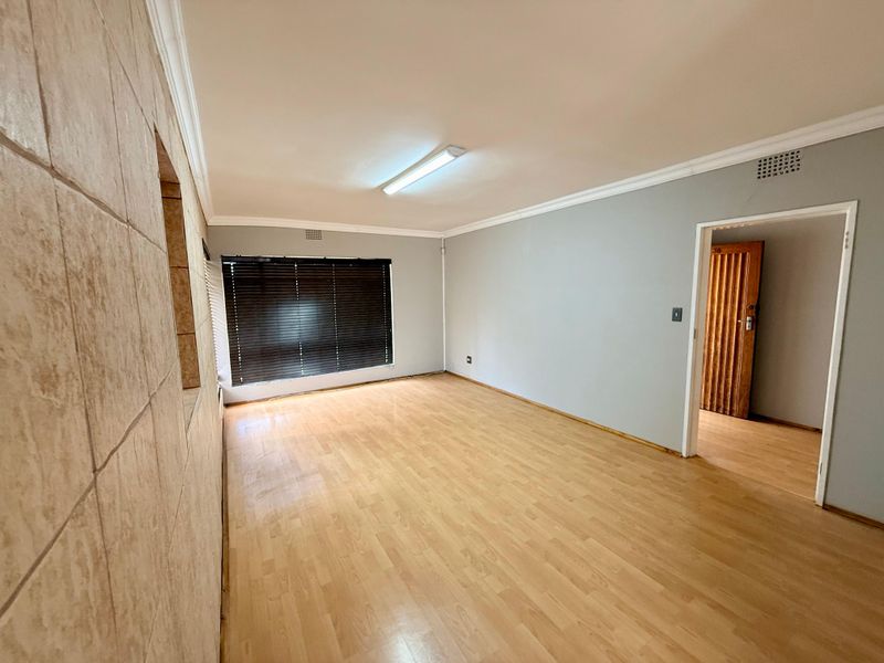 Spacious 3-Bedroom Family Home with Flatlet & Indoor Pool! - Photo 7