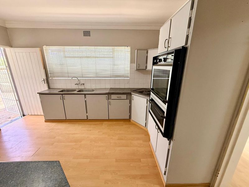 Spacious 3-Bedroom Family Home with Flatlet & Indoor Pool! - Photo 6