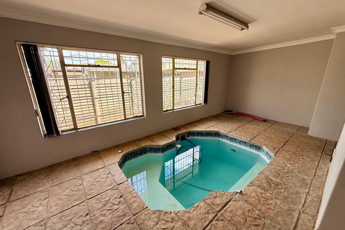 Spacious 3-Bedroom Family Home with Flatlet & Indoor Pool! - Photo 2