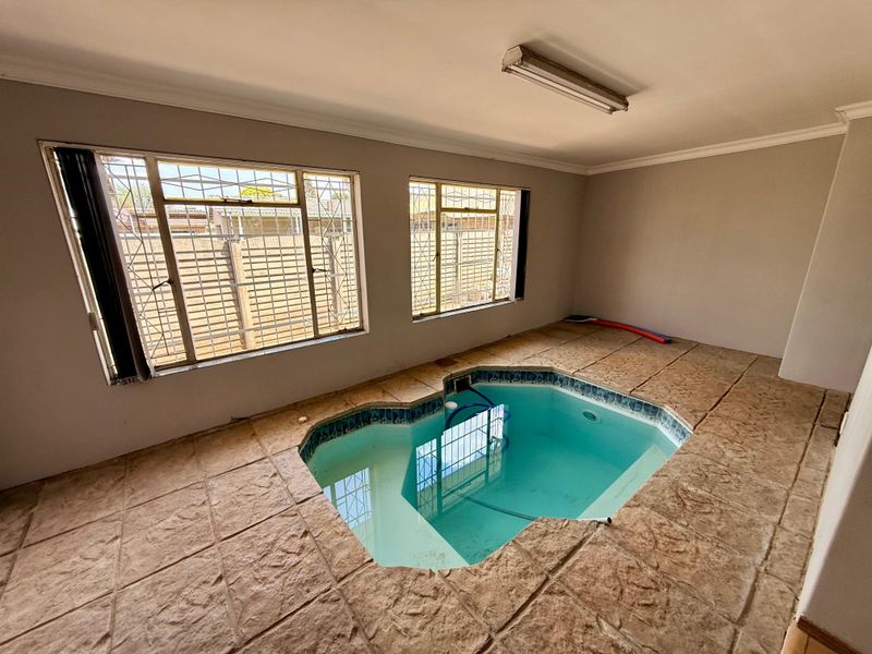 Spacious 3-Bedroom Family Home with Flatlet & Indoor Pool! - Photo 2