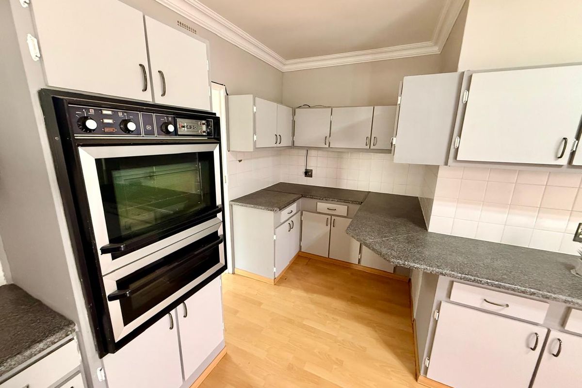 Spacious 3-Bedroom Family Home with Flatlet & Indoor Pool! - Photo 5