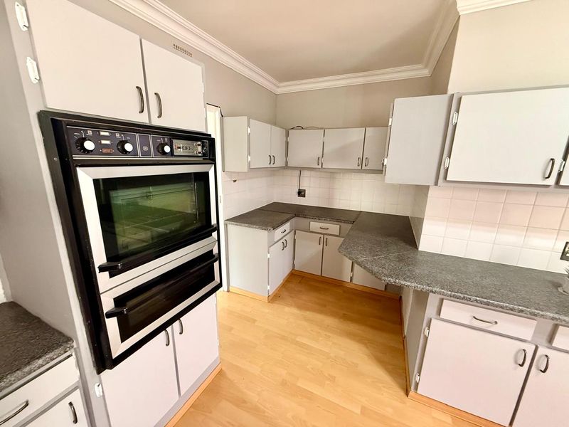 Spacious 3-Bedroom Family Home with Flatlet & Indoor Pool! - Photo 5